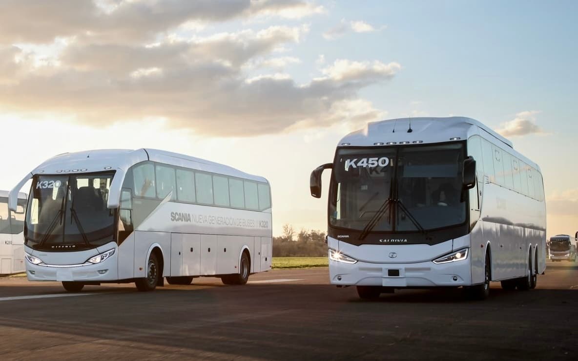 Buses Scania K320 y K450 de nueva generación al atardecer
